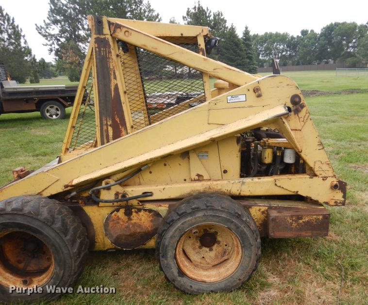 image for item FT9041 1976 New Holland L775  skid steer loader
