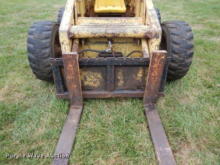 image for item FT9041 1976 New Holland L775  skid steer loader