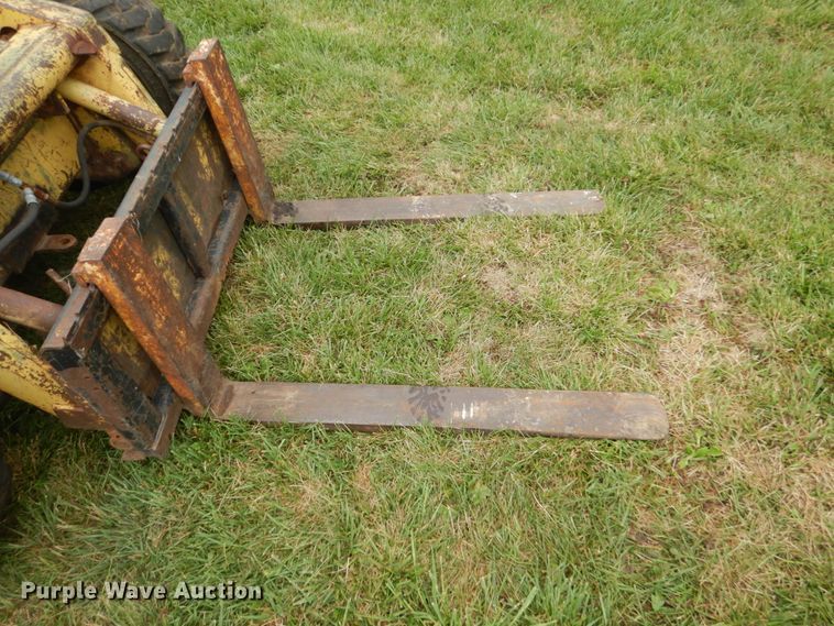 image for item FT9041 1976 New Holland L775  skid steer loader