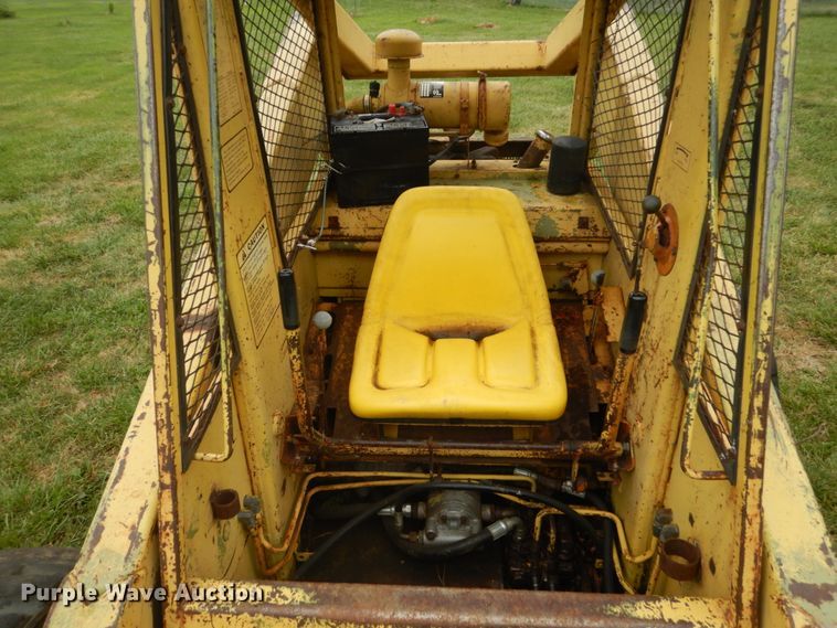 image for item FT9041 1976 New Holland L775  skid steer loader