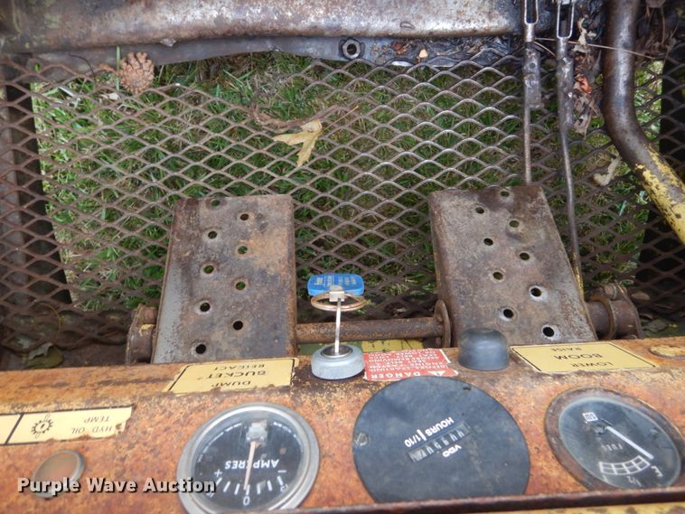 image for item FT9041 1976 New Holland L775  skid steer loader