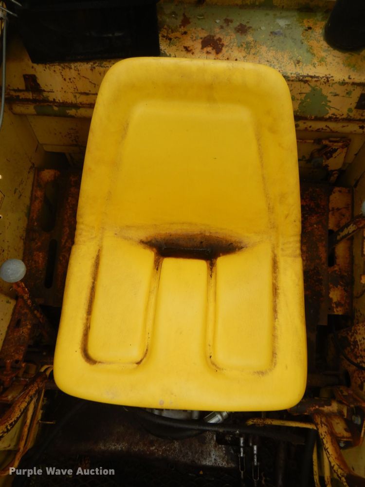 image for item FT9041 1976 New Holland L775  skid steer loader