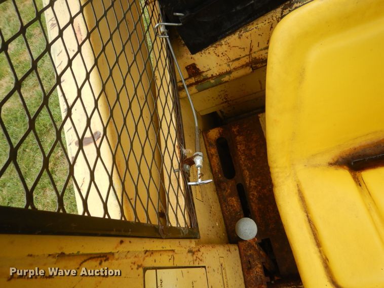 image for item FT9041 1976 New Holland L775  skid steer loader