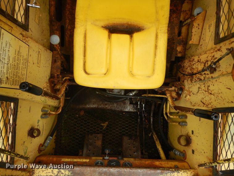 image for item FT9041 1976 New Holland L775  skid steer loader