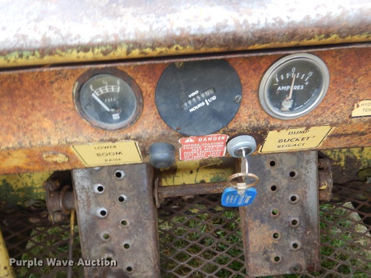 image for item FT9041 1976 New Holland L775  skid steer loader