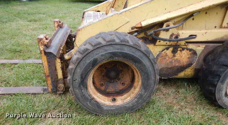 image for item FT9041 1976 New Holland L775  skid steer loader