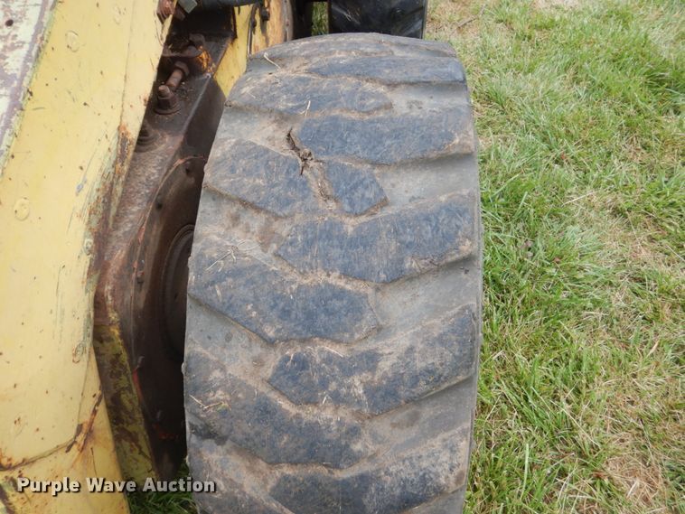 image for item FT9041 1976 New Holland L775  skid steer loader