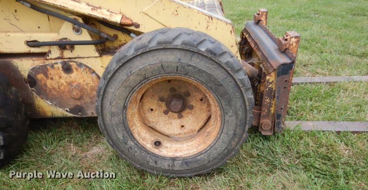 image for item FT9041 1976 New Holland L775  skid steer loader