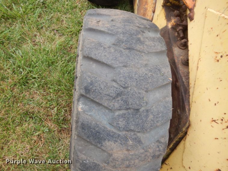 image for item FT9041 1976 New Holland L775  skid steer loader