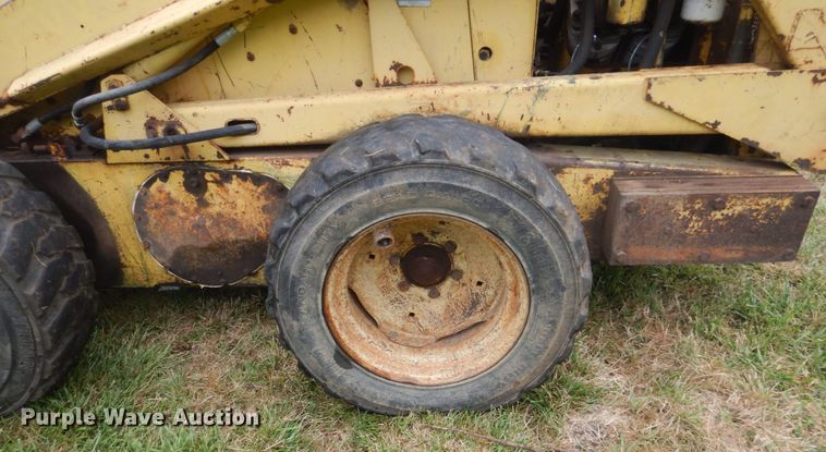 image for item FT9041 1976 New Holland L775  skid steer loader
