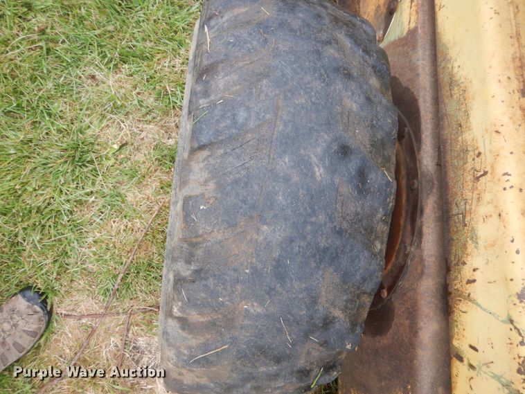 image for item FT9041 1976 New Holland L775  skid steer loader