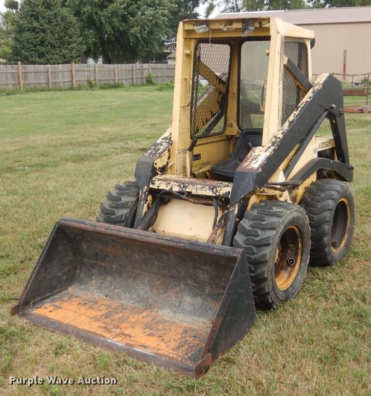 image for item FT9043 1978 New Holland L425  skid steer loader