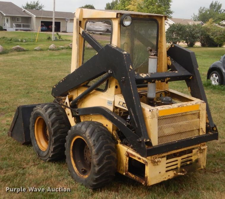image for item FT9043 1978 New Holland L425  skid steer loader