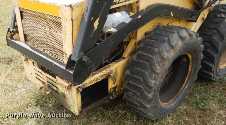 image for item FT9043 1978 New Holland L425  skid steer loader