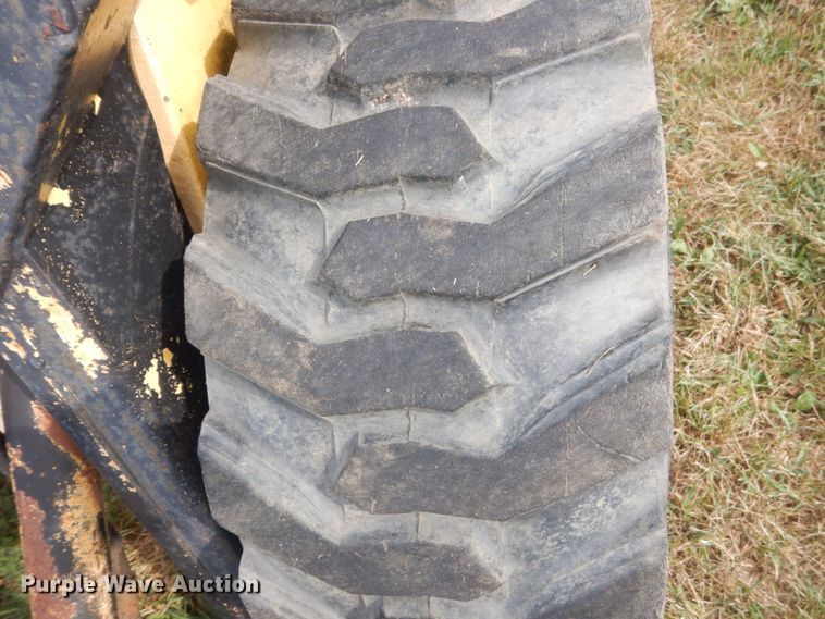 image for item FT9043 1978 New Holland L425  skid steer loader