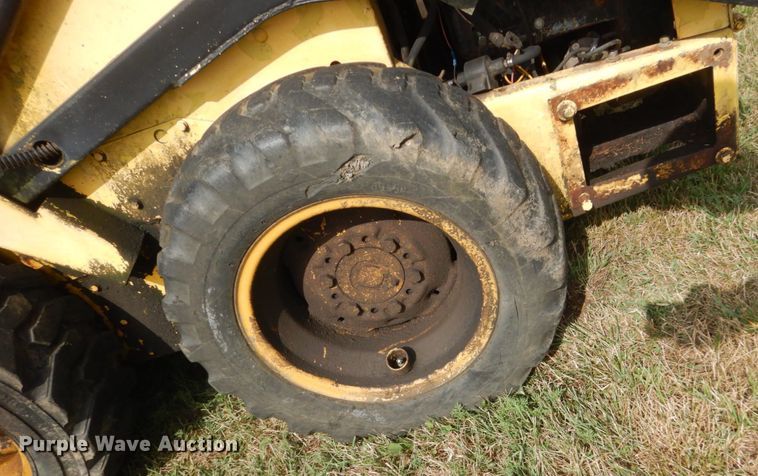 image for item FT9043 1978 New Holland L425  skid steer loader