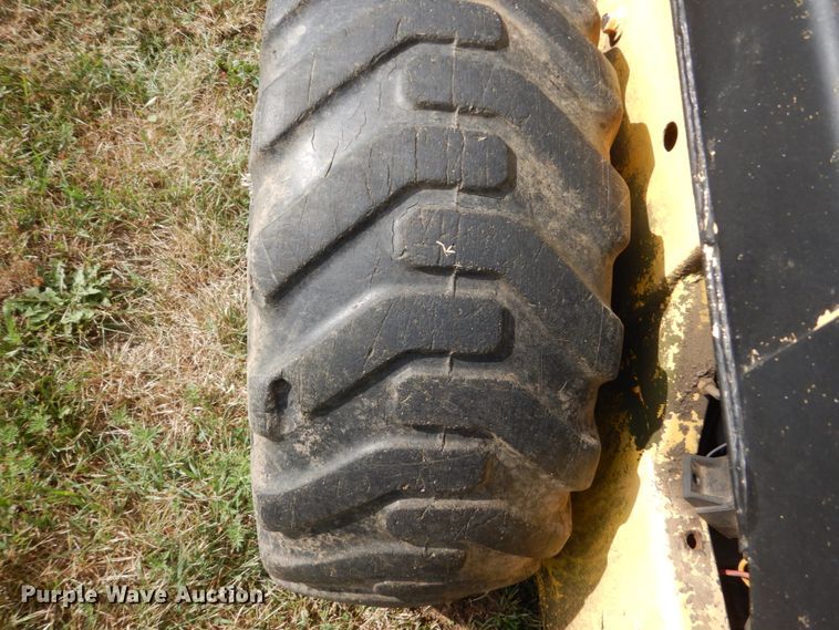 image for item FT9043 1978 New Holland L425  skid steer loader