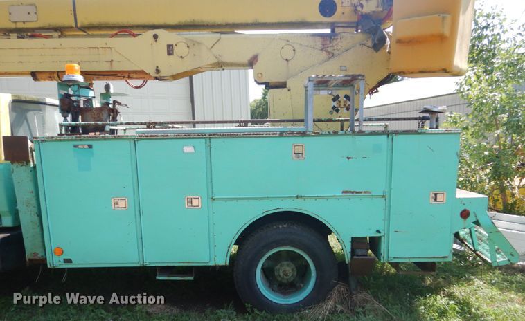 image for item FT9209 1985 Ford F8000  bucket truck