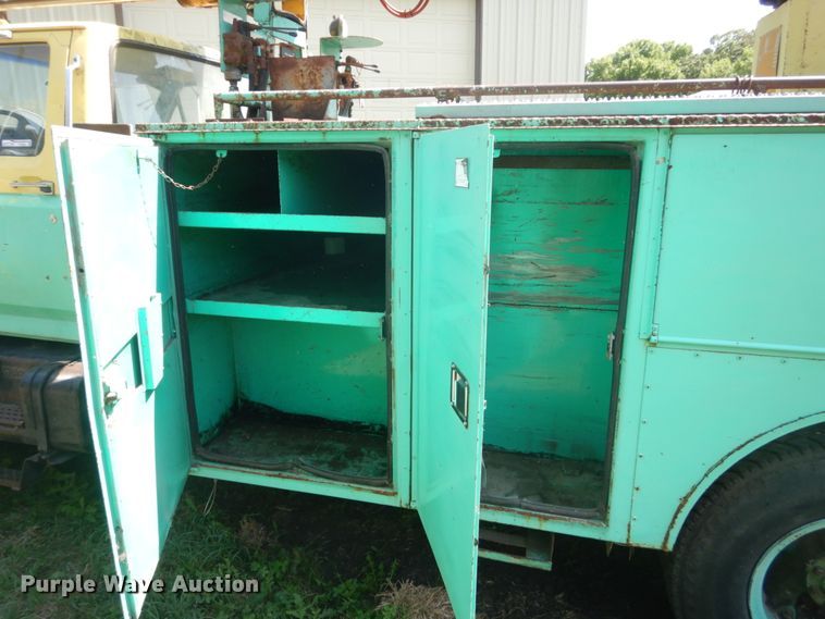 image for item FT9209 1985 Ford F8000  bucket truck