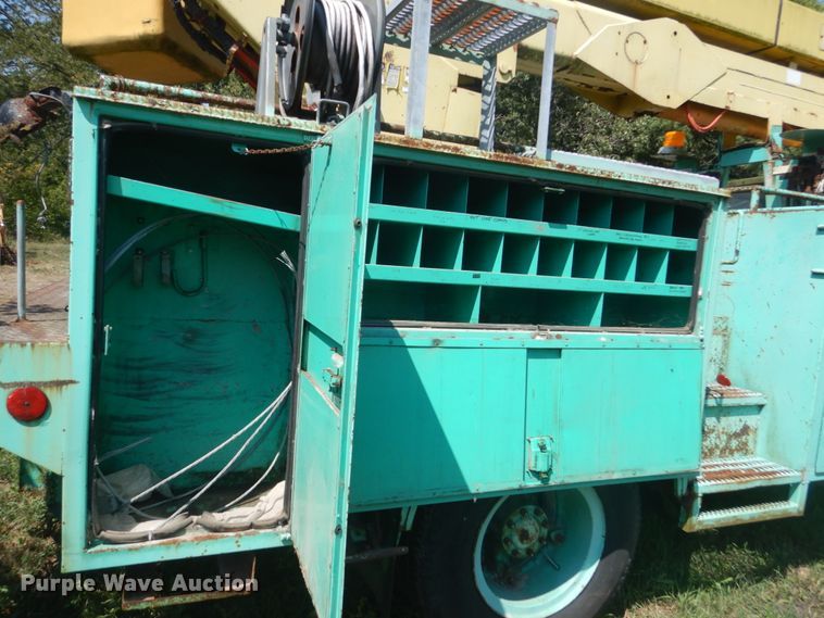 image for item FT9209 1985 Ford F8000  bucket truck