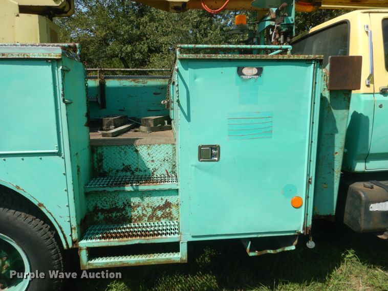 image for item FT9209 1985 Ford F8000  bucket truck