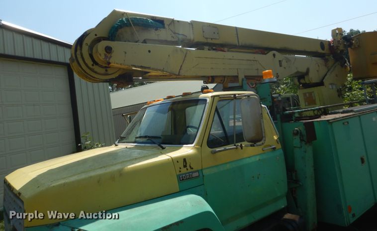 image for item FT9209 1985 Ford F8000  bucket truck