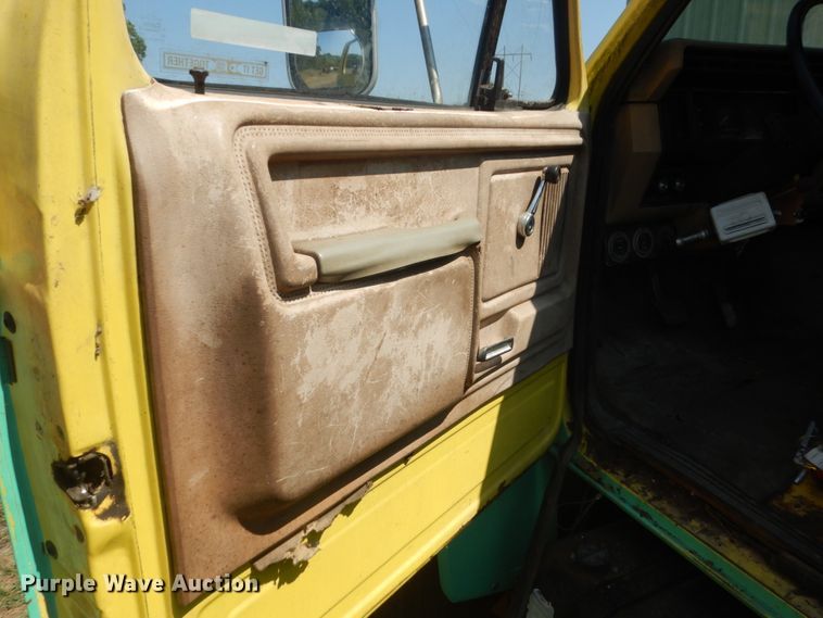 image for item FT9209 1985 Ford F8000  bucket truck