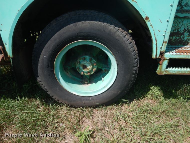 image for item FT9209 1985 Ford F8000  bucket truck