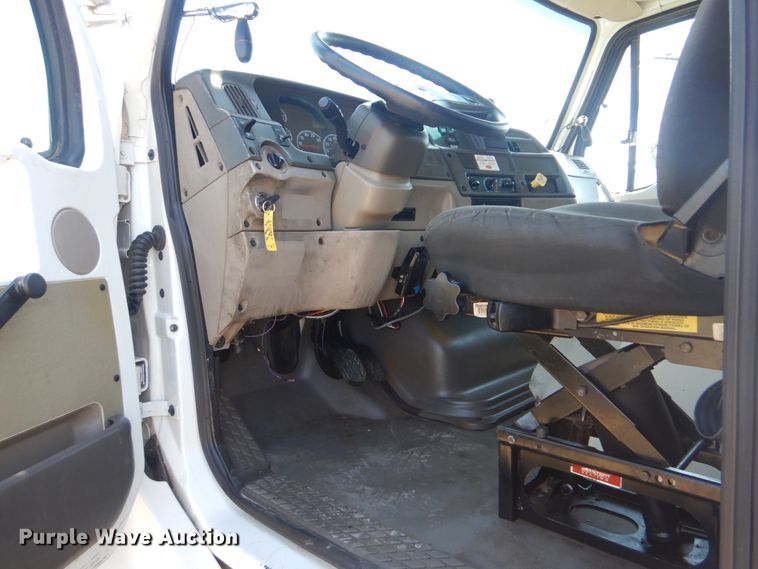 image for item GM9142 2007 Sterling Acterra  digger derrick truck