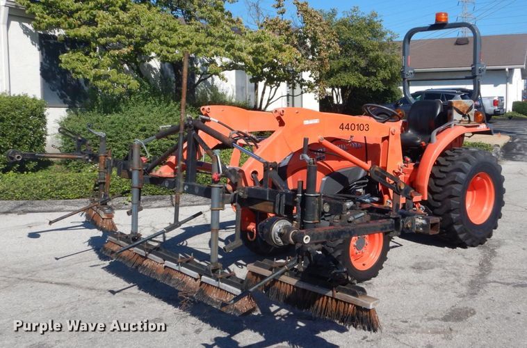 image for item GR9727 2015 Kubota L3301 MFWD tractor