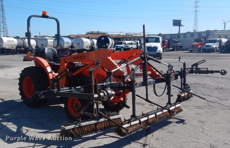 image for item GR9727 2015 Kubota L3301 MFWD tractor