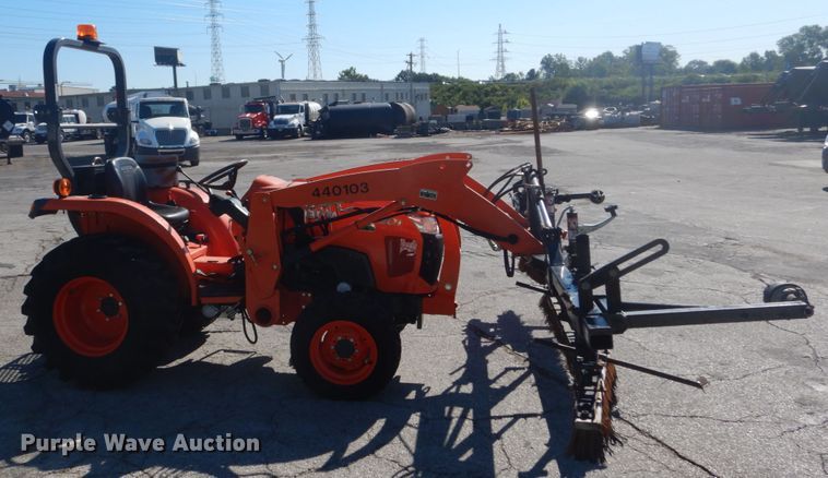 image for item GR9727 2015 Kubota L3301 MFWD tractor