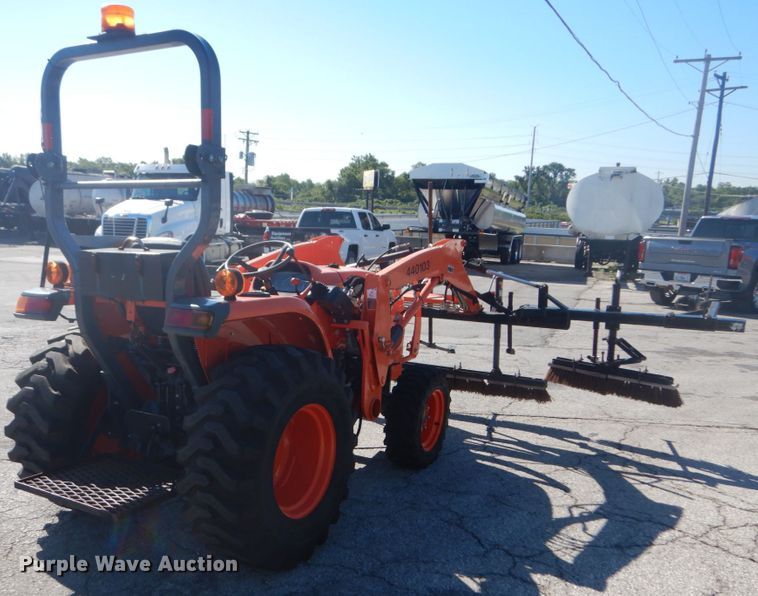 image for item GR9727 2015 Kubota L3301 MFWD tractor
