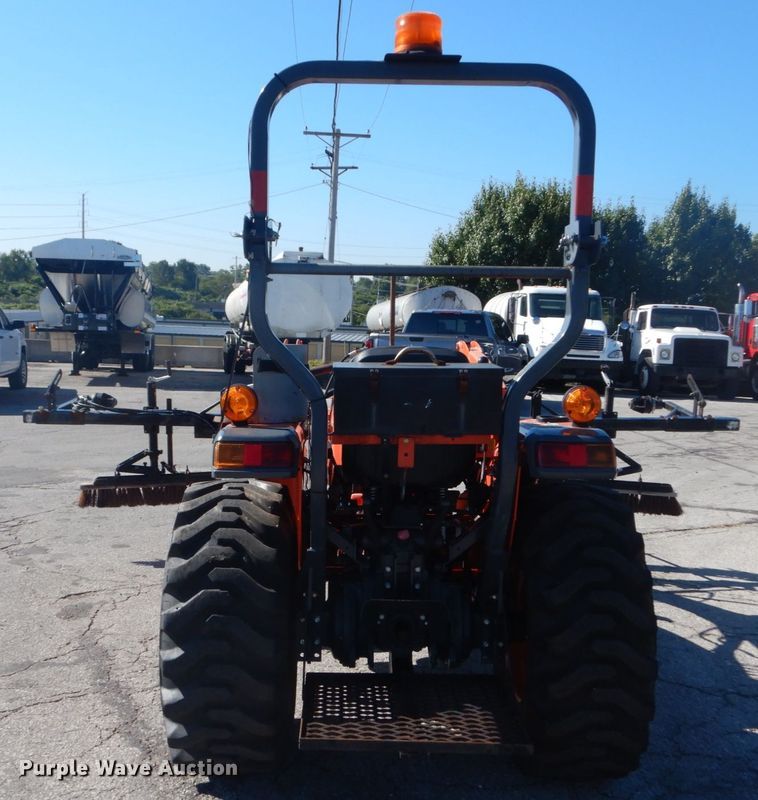 image for item GR9727 2015 Kubota L3301 MFWD tractor
