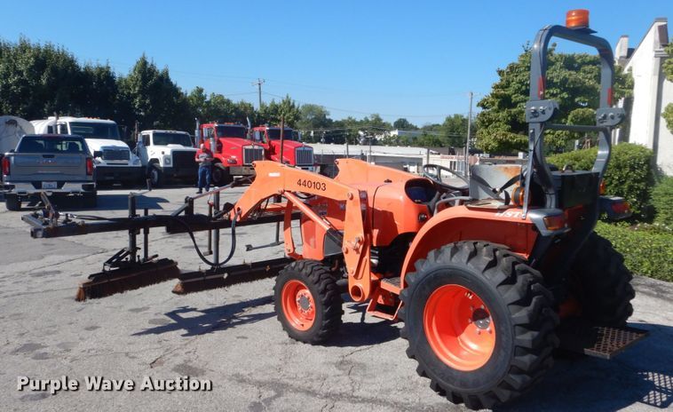 image for item GR9727 2015 Kubota L3301 MFWD tractor
