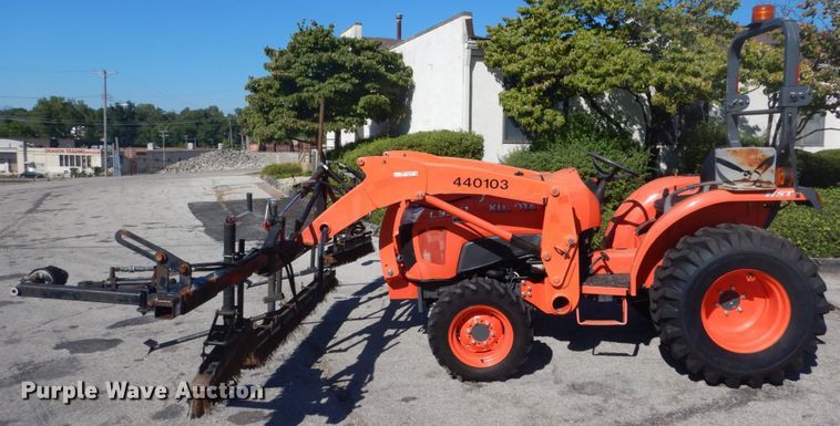 image for item GR9727 2015 Kubota L3301 MFWD tractor