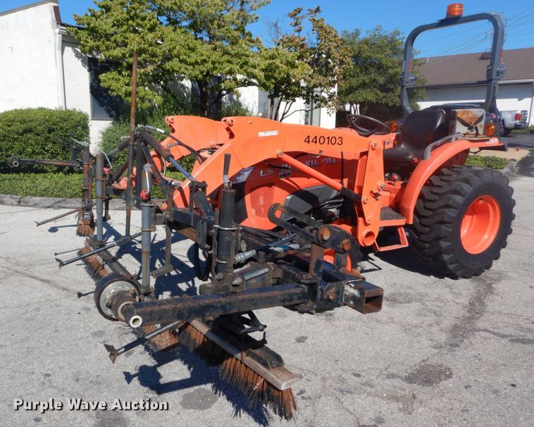 image for item GR9727 2015 Kubota L3301 MFWD tractor