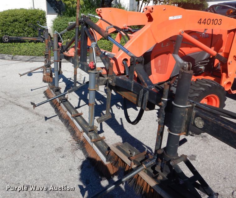 image for item GR9727 2015 Kubota L3301 MFWD tractor