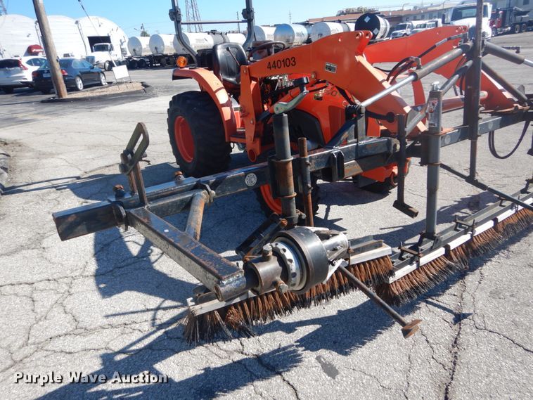 image for item GR9727 2015 Kubota L3301 MFWD tractor