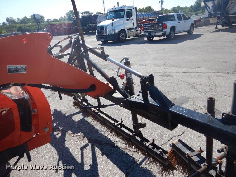 image for item GR9727 2015 Kubota L3301 MFWD tractor