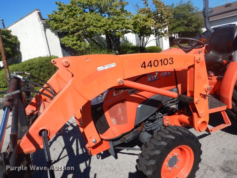 image for item GR9727 2015 Kubota L3301 MFWD tractor