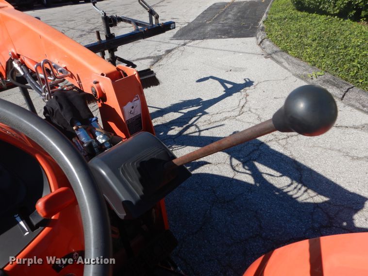 image for item GR9727 2015 Kubota L3301 MFWD tractor