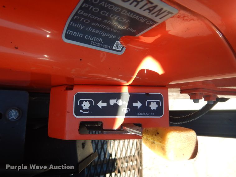 image for item GR9727 2015 Kubota L3301 MFWD tractor