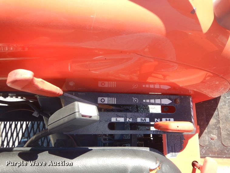 image for item GR9727 2015 Kubota L3301 MFWD tractor