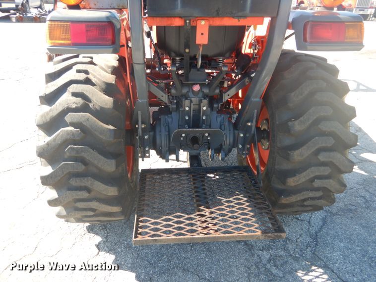 image for item GR9727 2015 Kubota L3301 MFWD tractor