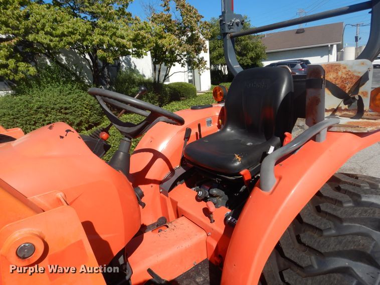 image for item GR9727 2015 Kubota L3301 MFWD tractor