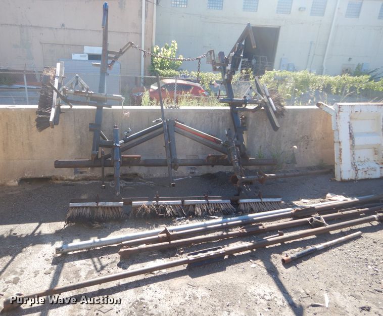 image for item GR9727 2015 Kubota L3301 MFWD tractor