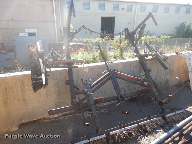 image for item GR9727 2015 Kubota L3301 MFWD tractor