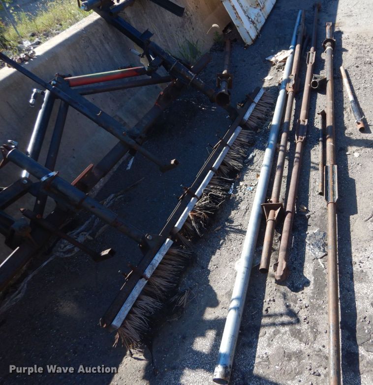 image for item GR9727 2015 Kubota L3301 MFWD tractor