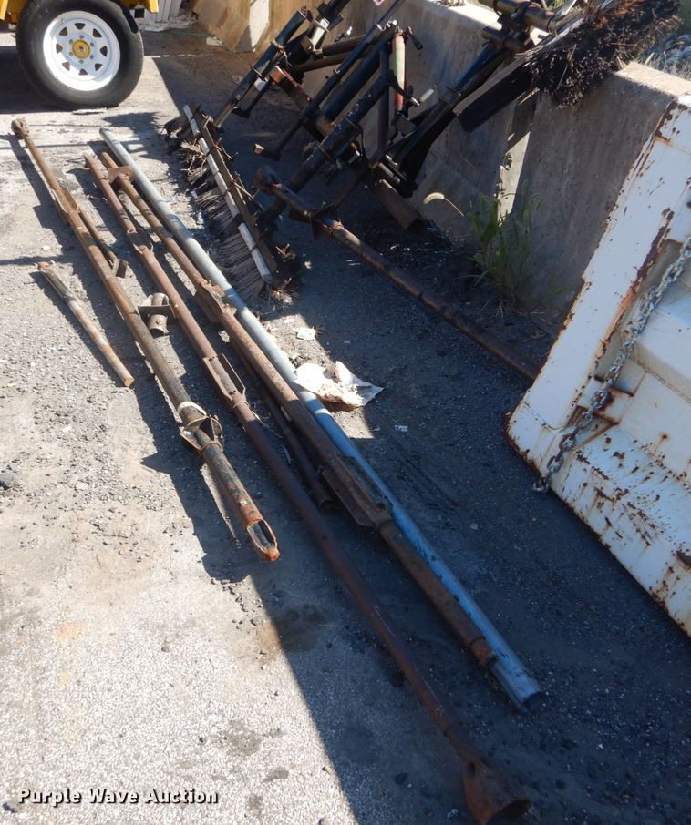 image for item GR9727 2015 Kubota L3301 MFWD tractor